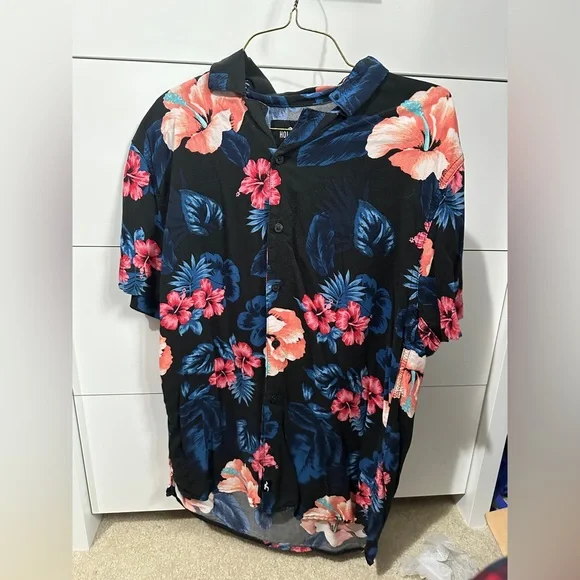Bundle of two floral hollister shirts - Picture 4 of 5